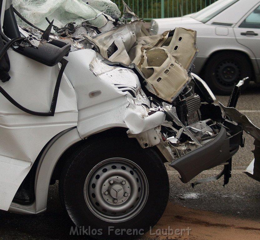 VU Transporter Lkw Zoobruecke Rich Koeln    P23.JPG